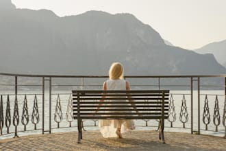 do portraits for solo traveller on lake como photographer