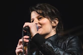 sing powerful female rock and blues vocals
