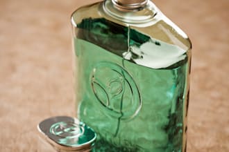 design minimalist product labels,cosmetics, and skin care