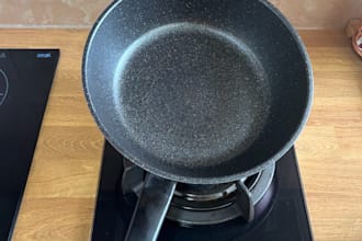 cook egg fried rice while telling chinese fables in cantonese