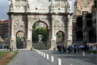 take a picture and a video in front of one of the most famous war monuments in the world the Arch of triumph in rome