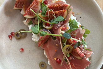 turn everyday dishes into visually delicious food photography that attracts