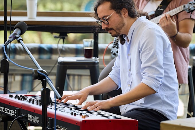 record catchy keyboard melodies, hooks and solos