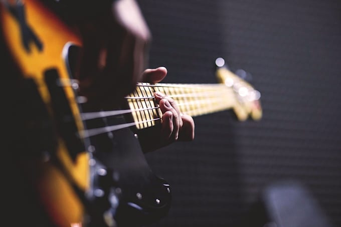 play a grovy bass line for your song