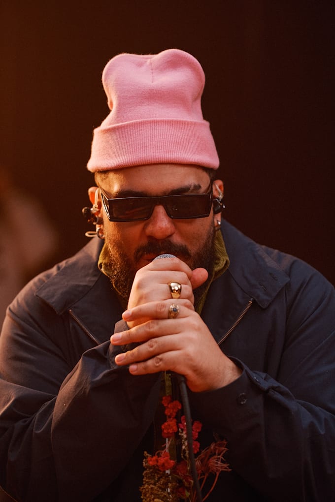 write a reggaeton, trap, rap, funk or rnb in spanish for you