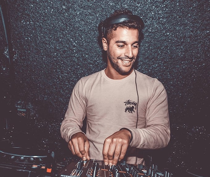 Dj younger. Молодой dj. Из актера в диджеи. Играющий в темноте. Диджеи белгорода.
