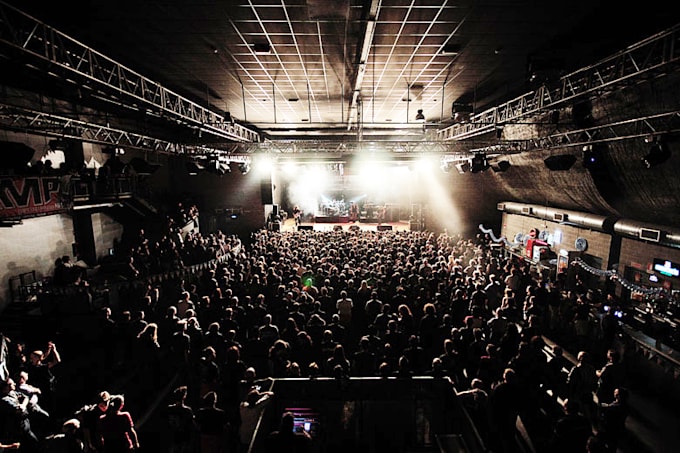 be your guitarist in a live gig