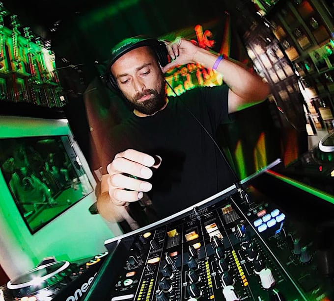 create a seamless, pro dj mix from your playlist for any occasion