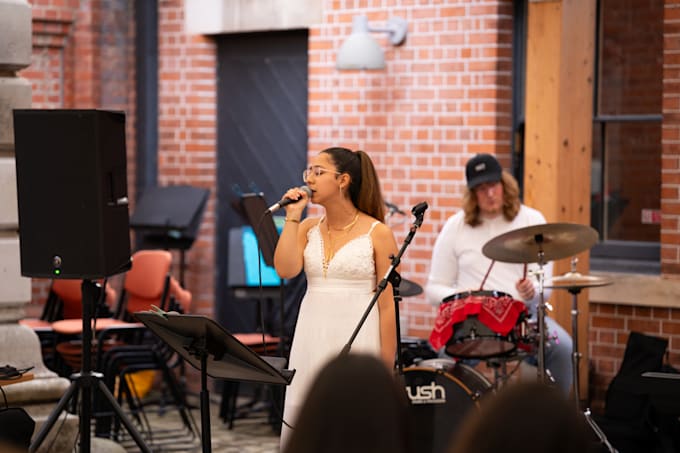 provide vocal lessons to students on all levels