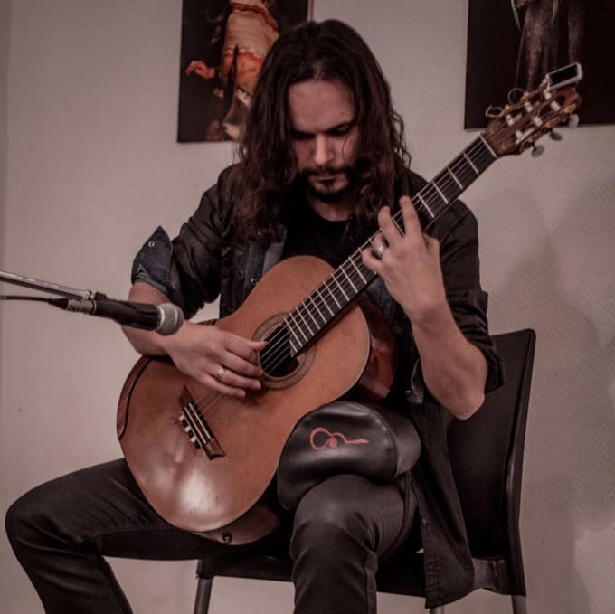 teach you classical guitar in a private online lesson