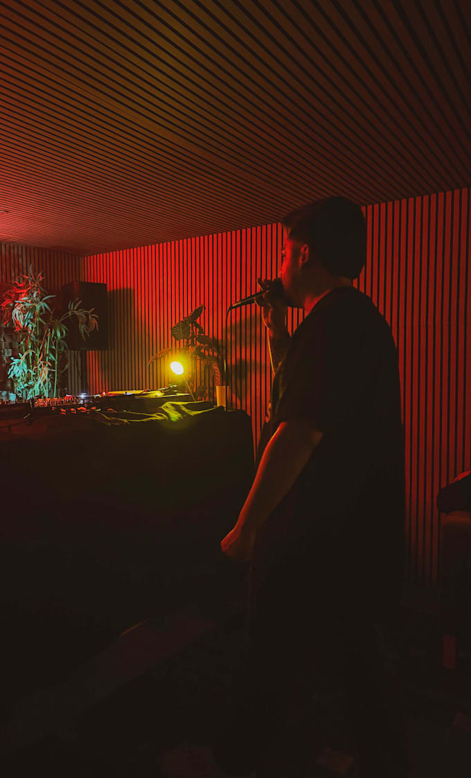 write introspective rap lyrics in spanish or spanglish