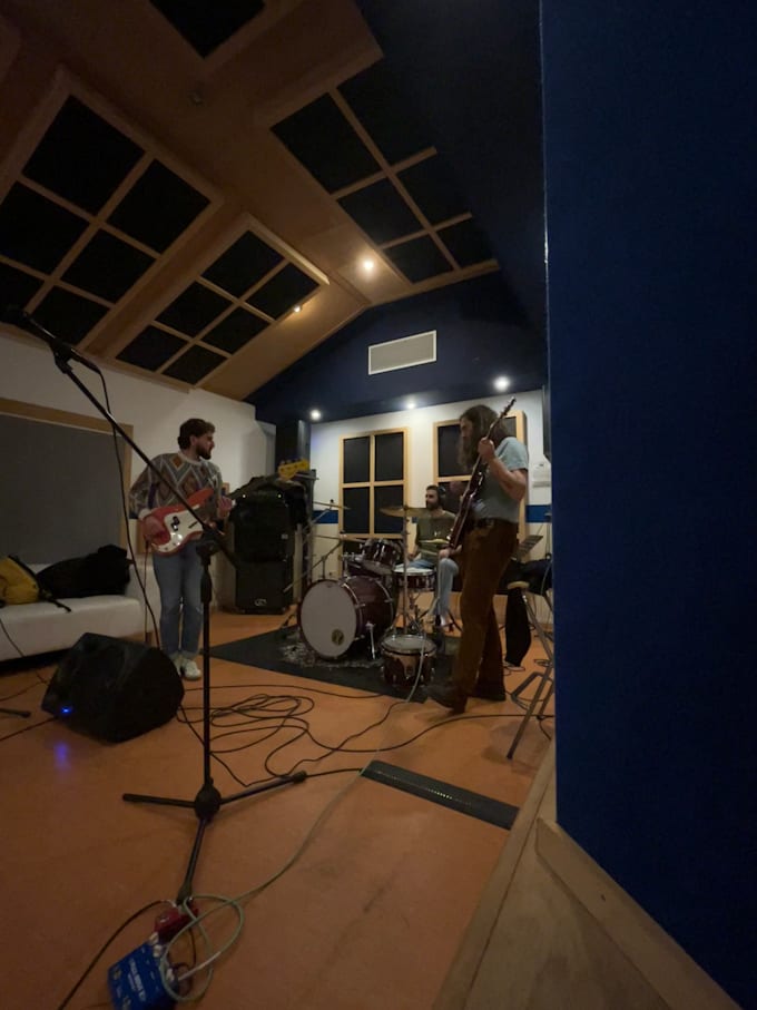 be your session bass player for your songs