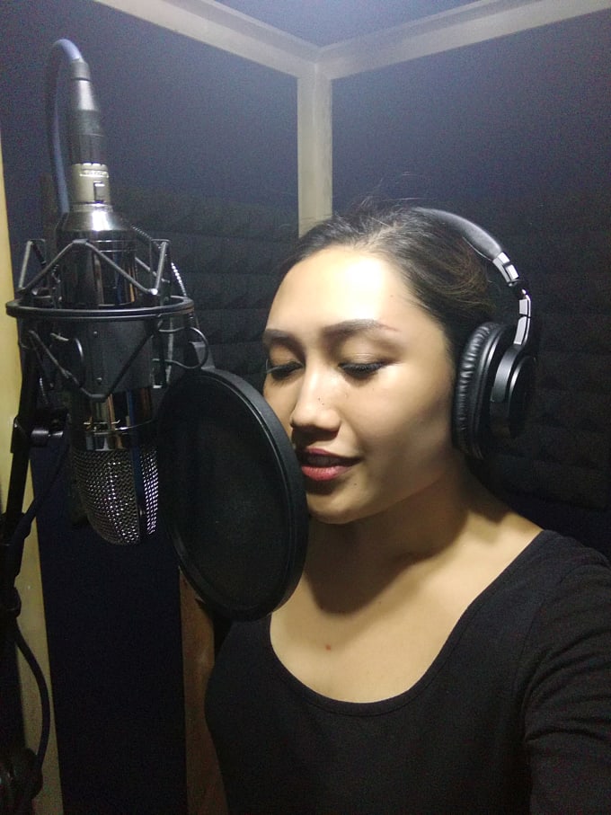 Record An English Female Voice Over With Filipino Accent By