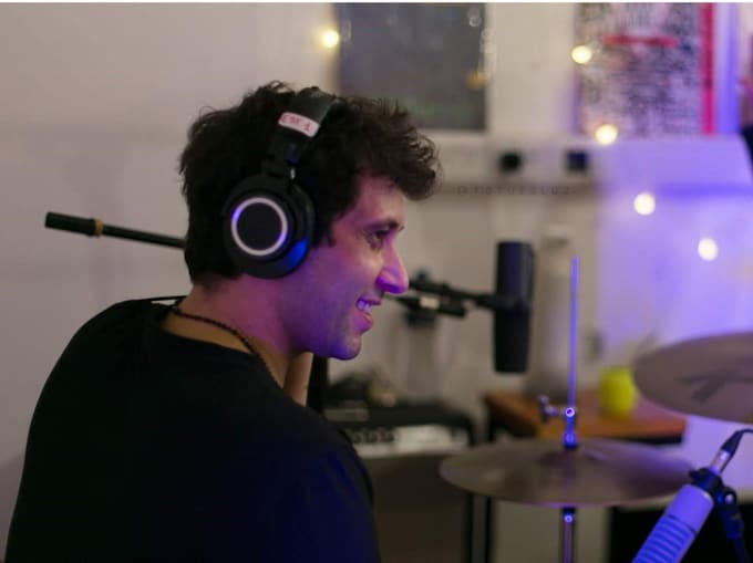 record rhythmic loops for your music