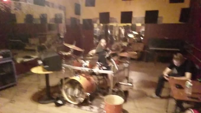 play and record guitar or bass for your project