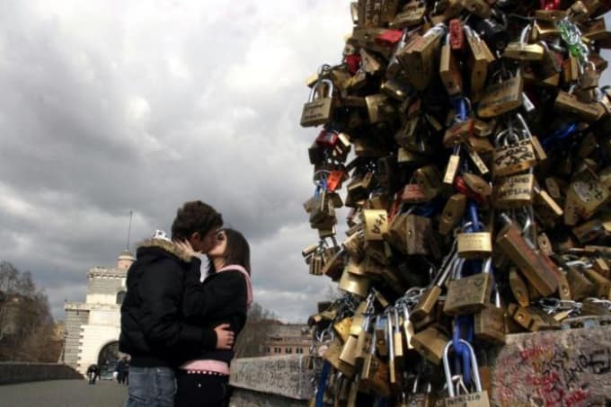 Gig Preview - Leave a lock in romantic bridge in rome