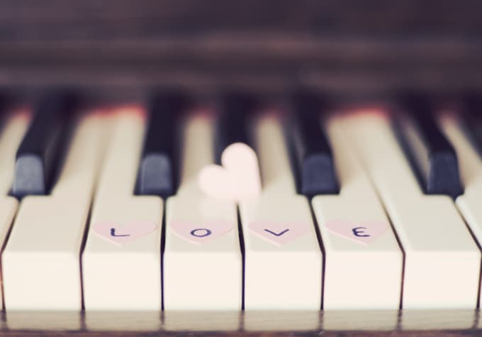 Bestseller - play you a love song on piano