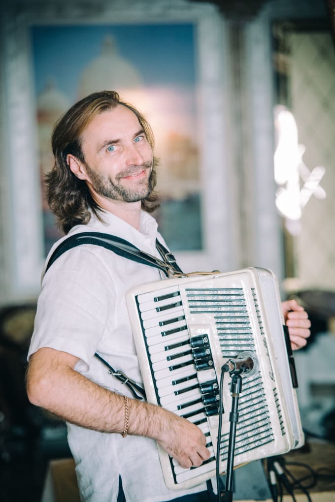 Gig Preview - Play the accordion for you with taste