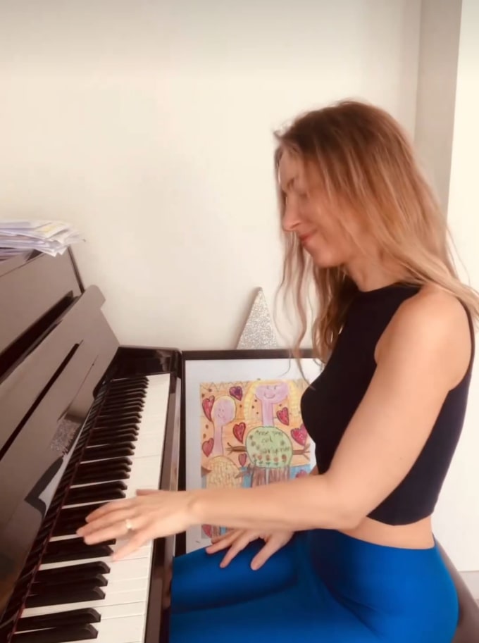 Gig Preview - Play the piano to your art videos