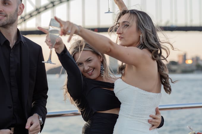 Gig Preview - Professionally take your harbour cruise and party photos