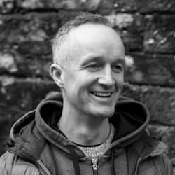 Кто такой марк писатель. Марк хэддон. Mark written. Девушка вопросительно смотрит на жюри. Марк гэтисс с бородой.