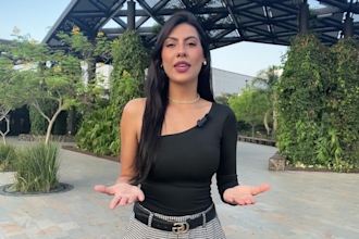 be your professional female presenter and spokesperson in spanish