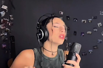 be your female singer and songwriter in english and spanish