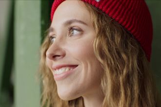 produce a female german voice over in a charming voice