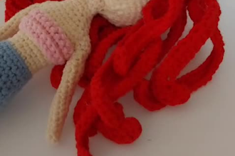 give written and visual instructions for crocheted items