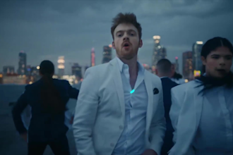 create glowing scribble effect for your music videos