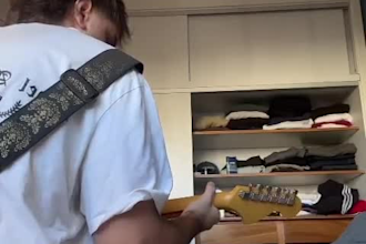 compose guitar riffs, solos and licks in rock or blues