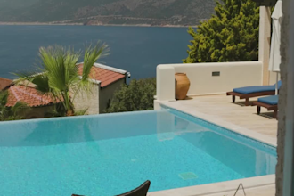 design a hotel booking website with an online booking system