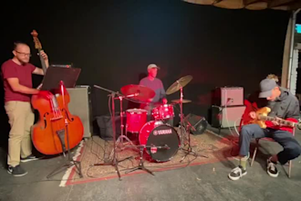 teach guitar for beginners and experienced players