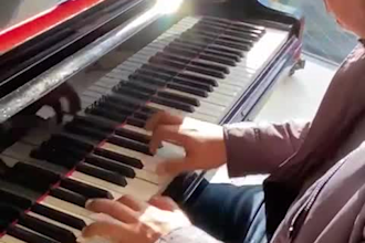 give online piano lessons