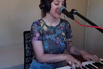 be you re female singer in english, spanish or french