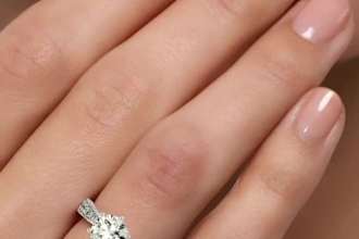 render 3d realistic jewelry showcased on the body