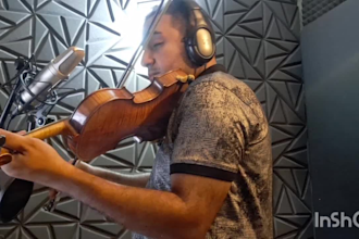 perform violin,saxophone,clarinet and cello solos without music sheets