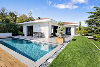 be your professional real estate photo editor