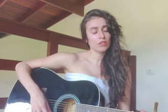 sing songs in portuguese, english, italian, french or german
