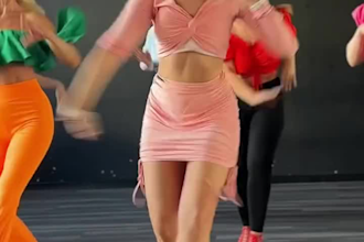 do choreography, twerk dance amazing group dance to promote songs and viral