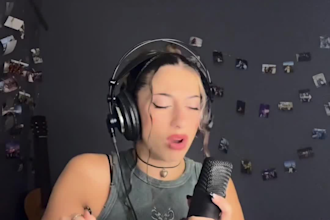 be your female singer and songwriter in english and spanish