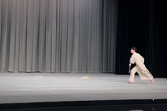perform a sword dance with chinese characteristics