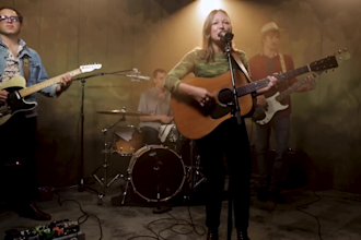 sing powerful female 80s country music, country rock, aor and blues song