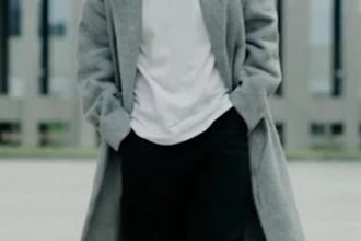 un comercial con música, locución y guion publicitario