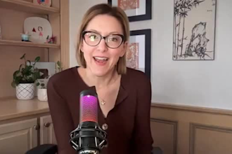 create female spokesperson video ugc  vsl for businesses video ads presenter