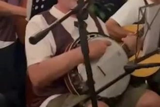 scat singing and play banjo