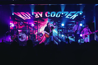 perform a nashville country song with american male singer