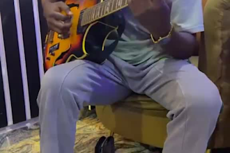 teach private online guitar lessons for beginners to play songs and chords fast