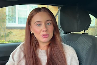 record an engaging female presenter video for your saas and tech brand