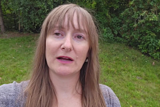 record female spokesperson testimonial video ads ugc product review in french